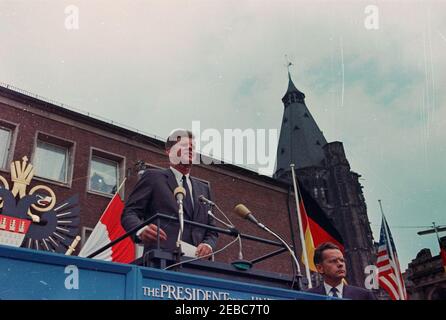 Voyage en Europe: Allemagne, Cologne: Ku00f6lner Rathaus (hôtel de ville), 10:55. Le président John F. Kennedy prononce une allocution devant Ku00f6lner Rathaus (hôtel de ville) à Cologne, Allemagne de l'Ouest (République fédérale); le directeur de la radio dans le secteur américain (RIAS) à Berlin et le traducteur du président Kennedy, Robert Lochner, est à droite du président. [Les rayures sur toute l'image sont d'origine sur le négatif.] Banque D'Images