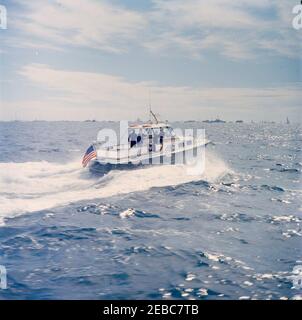 Le Président Kennedy Watches la 1ère course de la coupe Americau0027s. Un bateau de lancement de la marine des États-Unis effectue une croisière au large de Newport, Rhode Island, lors de la première course de la coupe Americau0027s 1962. Banque D'Images