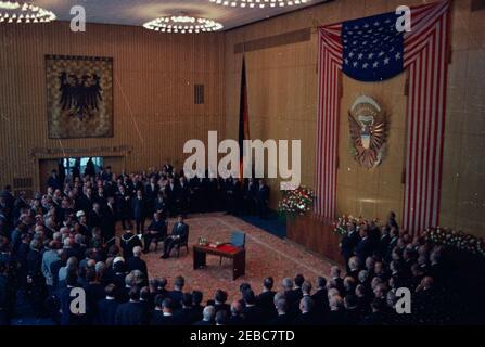 Voyage en Europe: Allemagne, Cologne: Ku00f6lner Rathaus (hôtel de ville), 10:55. Le Président John F. Kennedy (au centre à gauche) siège avec le Chancelier de l'Allemagne de l'Ouest, Konrad Adenauer, lors d'une cérémonie à Ku00f6lner Rathaus (Hôtel de ville) à Cologne, Allemagne de l'Ouest (République fédérale). Le maire (Oberbu00fcrgermeister) de Cologne, Theo Bulauen (à gauche, à l'arrière de la caméra), fait des remarques. Le directeur municipal (Oberstadtdirektor) de Cologne, le Dr. Max Adenauer, est à gauche; interprète pour le ministère allemand des Affaires étrangères, Heinz Weber, et directeur de la radio dans le secteur américain (RIAS) à Berlin et traducteur pour le président Kenne Banque D'Images