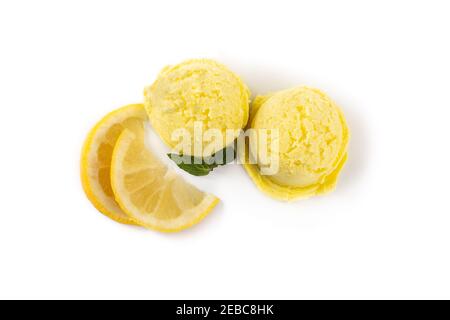 Cuillère à crème glacée au citron décorée de feuilles de menthe isolées arrière-plan blanc Banque D'Images