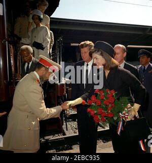 Cérémonie d'arrivée pour Haile Selassie I, empereur d'Éthiopie, 12:00. Le Président John F. Kennedy et la première Dame Jacqueline Kennedy saluent l'empereur d'Éthiopie, Haile Selassie I, à l'arrivée de l'empereur Selassieu2019s en train à la gare Union à Washington, D.C.; Mme Kennedy se met la main avec l'empereur. Marche à pied en train: Imru Haile Selassie, deuxième cousin de l'empereur Selassie; princesse Hirut u201cRuthu201d Desta, petite-fille de l'empereur Selassie; Robin Chandler Duc. Le chef du protocole des États-Unis, Angier Biddle Duke, et l'aide de la Force aérienne au président, le général de brigade Godfrey T. McHugh, Banque D'Images