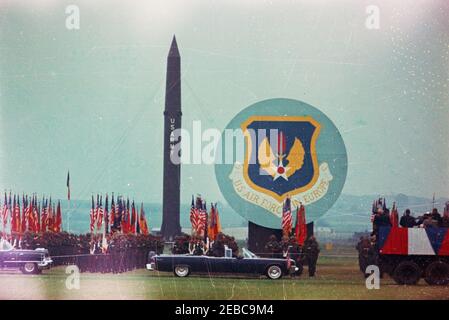 Voyage en Europe: Allemagne, Hanau: Arrivée à Fliegerhorst Kaserne, adresse, et inspection des troupes et du matériel, 10:45. Le cortège du Président John F. Kennedyu2019s passe par des troupes et du matériel militaire lors d'une inspection à Fliegerhorst Kaserne à Hanau, Allemagne de l'Ouest (République fédérale). [Les rayures et les imperfections de l'image sont d'origine sur le négatif.] Banque D'Images