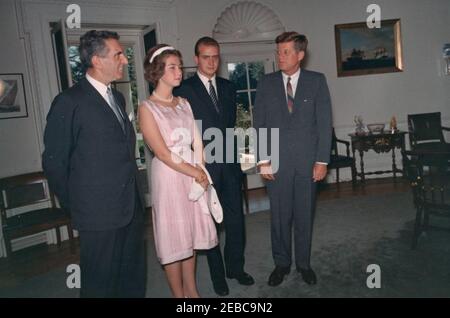 Rencontre avec le Prince Juan Carlos d'Espagne, 12:06PM. Le Président John F. Kennedy rencontre le Prince Juan Carlos d'Espagne (deuxième de droite) et son épouse, la princesse Sophia de Grèce; l'Ambassadeur d'Espagne, Antonio Garrigues y Du00edaz-Cau00f1abate, se trouve à gauche. Oval Office, Maison Blanche, Washington, D.C. Banque D'Images