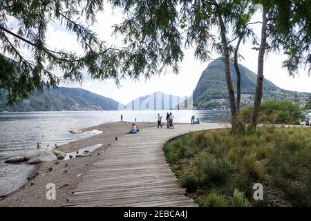 Lugano, Suisse - 21 mai 2018 : promenade au bord du lac Parco Ciani Banque D'Images