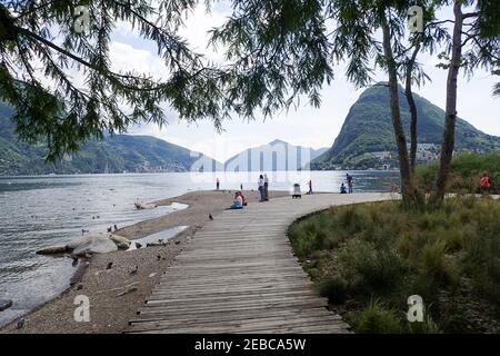 Lugano, Suisse - 21 mai 2018 : promenade au bord du lac Parco Ciani Banque D'Images