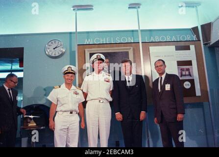 Voyage dans les États de l'Ouest : China Lake, Californie, (Naval Air Facility) NAF. Le président John F. Kennedy et d'autres posent devant un portrait du physicien Albert A. Michelson, au laboratoire Michelson de l'installation navale (NAF) China Lakeu0027s Naval Ordnance Test Station (NOTS) à China Lake, en Californie. De gauche à droite : commandant des NOTS, capitaine Charles Blenman, Jr.; chef des opérations navales, amiral George W. Anderson, Jr.; président Kennedy; DIRECTEUR technique NOTS, Dr William B. McLean. Un modèle du missile Shrike AGM-45, remis au président par le capitaine Blenman en cadeau, est présent sur le Banque D'Images