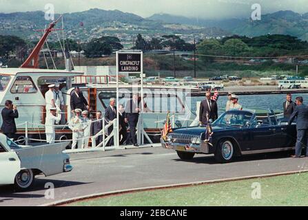 Voyage dans les États de l'Ouest : Honolulu, Hawaï, visite du Mémorial de l'USS Arizona, 14:40. Le Président John F. Kennedy débarque de la Barge Admiralu0027s à un quai de bateau de la Station navale Pearl Harbor après avoir visité le Mémorial de l'USS Arizona à Honolulu, Hawaii; un panneau au-dessus des escaliers du quai indique, u0022CINCPACFLT Landing.u0022 ceux qui débarquent du Président Kennedy incluent : le sénateur Daniel Inouye (Hawaii); Gouverneur d'Hawaii, John A. Burns; sénateur Mike Mansfield (Montana); aide navale au président, Tazewell T. Shepard, Jr.; commandant en chef du Commandement du Pacifique des États-Unis (CINCPAC), amiral Harry D. Banque D'Images