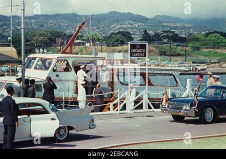 Voyage dans les États de l'Ouest : Honolulu, Hawaï, visite du Mémorial de l'USS Arizona, 14:40. Le président John F. Kennedy (au centre à gauche, entre la main avec un officier de la marine non identifié) débarque de la Barge Admiralu0027s à un quai à bateaux de la station navale Pearl Harbor après avoir visité l'USS Arizona Memorial à Honolulu, Hawaï ; Un panneau au-dessus des escaliers du quai indique, u0022CINCPACFLT Landing.u0022 le gouverneur d'Hawaï, John A. Burns, débarque derrière le président Kennedy; la limousine présidentielle (Lincoln-Mercury Continental convertible) est située au premier plan à droite. Directeur du protocole pour le commandant de Chi Banque D'Images