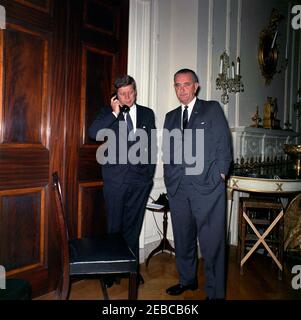 Le président Kennedy voit le décollage du 1er vol orbital sous surveillance américaine. Le président John F. Kennedy (parlant au téléphone) se tient avec le vice-président Lyndon B. Johnson après avoir regardé la couverture télévisée du lieutenant-colonel John H. Glenn, Jr. SuP0027s, au départ de Cape Canaveral, en Floride, à bord du Mercury-Atlas 6 (également connu sous le nom d'Friendship 7), lors du premier vol orbital avec pilote américain. Salle à manger familiale, Maison Blanche, Washington, D.C. Banque D'Images