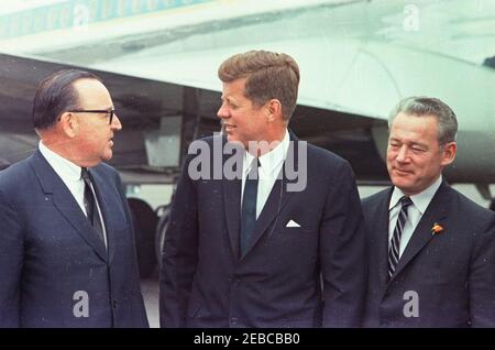 Voyage dans les États de l'Ouest : China Lake, Californie, (Naval Air Facility) NAF. Le président John F. Kennedy (au centre) est accompagné du gouverneur de la Californie, Edmund G. u0022Patu0022 Brown (à gauche), et du sénateur clair Engle de Californie (à droite) lors de sa visite à la Naval Air Facility (NAF) China Lakeu0027s Naval Ordnance Test Station (NOTS) à China Lake, en Californie. [Remarques : les rayures sur toute l'image sont d'origine sur le négatif.] Banque D'Images