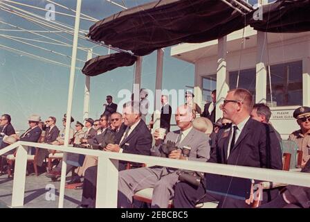 Voyage aux États de l'Ouest: White Sands missile Range, Nouveau-Mexique. Le président John F. Kennedy (au centre à gauche, portant des lunettes de soleil) voit des démonstrations de missiles à la chaîne de missiles de White Sands à White Sands, au Nouveau-Mexique. Assis à la droite du Président Kennedy dans la première rangée (de gauche à droite) : le vice-président Lyndon B. Johnson (portant des lunettes de soleil); le sénateur Ralph W. Yarborough (Texas); le sénateur Strom Thurmond (Caroline du Sud); le représentant Ed Foreman (Texas). Également en photo : le gouverneur du Nouveau-Mexique, Jack Campbell; le chef d'état-major de l'Armée des États-Unis, le général Earle G. Wheeler; l'aide navale au président, Capt Banque D'Images