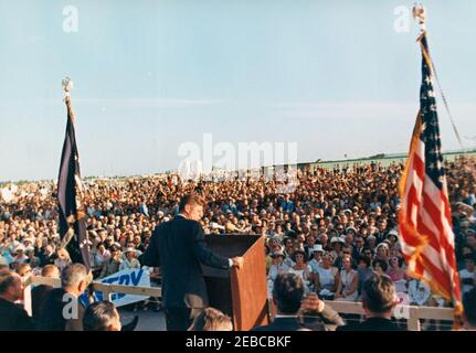 Voyage aux États de l'Ouest : El Paso, Texas. Le président John F. Kennedy (au lectern) prononce des remarques lors de sa cérémonie d'arrivée à l'aéroport international d'El Paso, au Texas. Banque D'Images