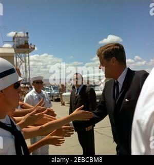 Voyage dans les États de l'Ouest : China Lake, Californie, (Naval Air Facility) NAF. Le président John F. Kennedy (à droite) accueille les spectateurs rassemblés lors de sa visite à la NAF (Naval Air Facility) China Lakeu0027s Naval Ordnance Test Station (NOTS) à China Lake, en Californie; l'agent du service secret de la Maison Blanche, Walt Coughlin, est au centre. Banque D'Images