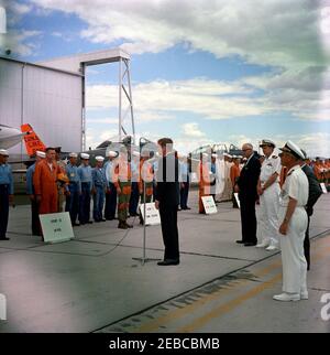 Voyage dans les États de l'Ouest : China Lake, Californie, (Naval Air Facility) NAF. Le président John F. Kennedy (au centre, à microphone) s'adresse aux pilotes et aux marins à la suite de démonstrations d'armes à la Naval Air Facility (NAF) China Lakeu0027s Naval Ordnance Test Station (NOTS) à China Lake, en Californie; Pilote pour la démonstration de canon externe haute performance (HIPEG), le lieutenant David F. Callahan, Jr. (Portant une combinaison orange et un casque de maintien), se trouve à gauche. Debout à droite du président Kennedy (de gauche à droite) : le secrétaire de la Marine, Fred Korth; l'aide navale au président, le capitaine Tazewell T. Shpar Banque D'Images