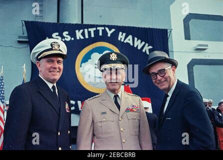 Voyage aux États de l'Ouest : visite de la flotte du Pacifique, le président Kennedy à bord de l'USS Kitty Hawk, 5:00. Des officiers militaires posent à bord du porte-avions USS Kitty Hawk (CVA-63), lors de la visite du président John F. Kennedyu0027s à la U.S. Pacific Fleet, en mer au large de la côte de San Diego, en Californie. De gauche à droite : Chef des opérations navales, amiral George W. Anderson, Jr.; Président des chefs d'état-major interarmées, général Maxwell D. Taylor; Secrétaire de la Marine, Fred Korth. Banque D'Images