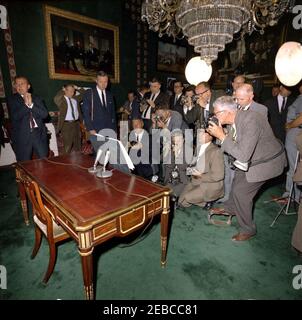 Cérémonie de signature, Traité d'interdiction des essais nucléaires, 10 h 00. Un grand groupe de photographes entoure le Traité d'interdiction des essais nucléaires pour documenter la signature du président John F. Kennedyu0027s. Le photographe de la Maison Blanche, le capitaine Cecil Stoughton (à genoux en bleu foncé), et le photographe du National Park Service (NPS), Abbie Rowe (à l'extrême droite, visage masqué par un appareil photo), font partie des photographes. Salle des traités, Maison Blanche, Washington, D.C. Banque D'Images