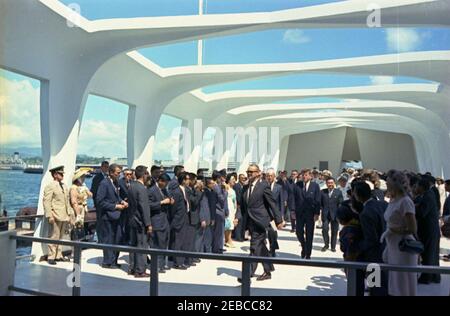 Voyage dans les États de l'Ouest : Honolulu, Hawaï, visite du Mémorial de l'USS Arizona, 14:40. Le président John F. Kennedy (au centre à droite) traverse le USS Arizona Memorial à Pearl Harbor à Honolulu, Hawaï. Également en photo : le gouverneur John A. Burns d'Hawaï; le sénateur Daniel Inouye (Hawaii); le commandant en chef du Commandement du Pacifique des États-Unis (CINCPAC), l'amiral Harry D. Felt; le commandant en chef de la flotte du Pacifique (CINCPACFLT), l'amiral John H. Sides; l'aide navale au président, le capitaine Tazewell T. Shepard, Jr.; Agents du service secret de la Maison Blanche, Tony Sherman et Ron Pontius. Les spectateurs alignent les deux côtés du W Banque D'Images