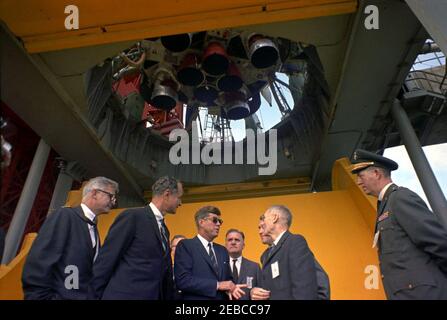 Voyage au Maryland, New York u0026 Floride: Visite au Cap Canaveral, 10:10. Le président John F. Kennedy (portant des lunettes de soleil) est informé par le Dr Wernher Von Braun au sujet de la fusée Saturn à Pad B, complexe 37, Cape Canaveral, Floride. (G-D) Administrateur associé de la National Aeronautics and Space Administration (NASA) Dr Robert C. Seamans, Jr.; sénateur George Smathers de Floride; non identifié (le plus souvent caché); Président Kennedy; Administrateur de la NASA James E. Webb; Dr Von Braun (partiellement caché); Administrateur adjoint de la NASA Dr Hugh L. Dryden; Aide militaire au président Chester V. Clif Banque D'Images