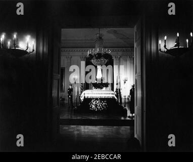 Funérailles d'État du président Kennedy : couché en repos dans la salle est de la Maison Blanche. Vue du président John F. Kennedyu2019s drapeau-drapé dossier dans la salle est de la Maison Blanche, comme le regretté président se trouve dans la posture. Washington, D.C. Banque D'Images