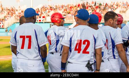 Toronto Panam Baseball 2015-Cuba contre la République dominicaine le double De Yosvany Alarcon provoque une réunion dans la plaie avec Adalberto Mendez et tous les C Banque D'Images