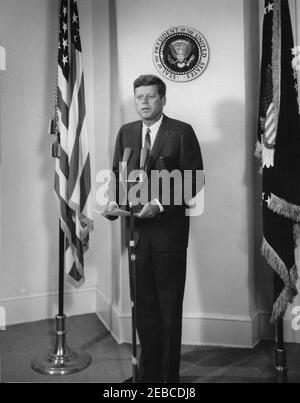 Le Président Kennedy annonce la nomination de William Willard Wirtz au poste de secrétaire au travail, 12 h 02. Le président John F. Kennedy annonce la nomination de William Willard Wirtz au poste de secrétaire au travail. Salle de conférence (Fish Room), Maison Blanche, Washington, D.C. Banque D'Images