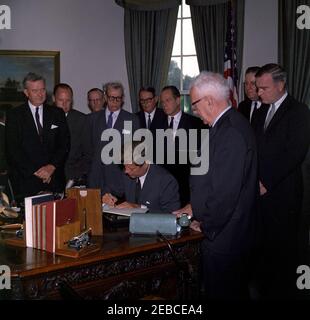 Signature du projet de loi - Article 2996 Loi publique 87-565, Loi sur l'aide étrangère, 10:29AM. Le président John F. Kennedy signe la Loi sur l'aide étrangère, art. 2996 droit public 87-565. (G-D) : sénateur John J. Sparkman (Alabama); représentant Wayne L. Hays (Ohio); représentant Walter H. Judd (Minnesota); sénateur Everett Dirksen (Illinois); représentant Robert B. Chiperfield (Illinois); sénateur Thomas H. Kuchel (Californie); sénateur George D. Aiken (Vermont); représentant Thomas E. Morgan (Pennsylvanie); représentant de New Jersey Cornagelius (E. Gallagher). Oval Office, Maison Blanche, Washington, D.C. Banque D'Images