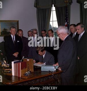 Signature du projet de loi - Article 2996 Loi publique 87-565, Loi sur l'aide étrangère, 10:29AM. Le président John F. Kennedy signe la Loi sur l'aide étrangère, art. 2996 droit public 87-565. (G-D) : sénateur John J. Sparkman (Alabama); représentant Wayne L. Hays (Ohio); représentant Walter H. Judd (Minnesota); sénateur Everett Dirksen (Illinois); représentant Robert B. Chiperfield (Illinois); sénateur Thomas H. Kuchel (Californie); sénateur George D. Aiken (Vermont); représentant Thomas E. Morgan (Pennsylvanie); représentant de New Jersey Cornagelius (E. Gallagher). Oval Office, Maison Blanche, Washington, D.C. Banque D'Images