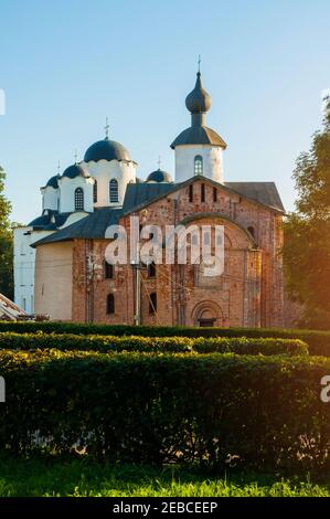 Veliky Novgorod, Russie. L'église Paraskeva Pyatnitsa et la cathédrale Saint-Nicolas de la cour de Yaroslav. Vue sur l'architecture des sites russes Banque D'Images