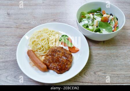 hamburger de porc grillé et garniture de salade de légumes frais croustillante pain sauce mayonnaise sur le bol Banque D'Images