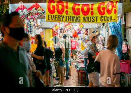 Les personnes portant le masque facial comme précaution contre la propagation de covid-19 parcourir pour les décorations du nouvel an chinois à Chinatown à la veille du nouvel an lunaire.Singapour est entré dans la phase 3 le 28 décembre 2020, permettant aux personnes en groupes de 8 à se rencontrer pour des rassemblements sociaux. Banque D'Images