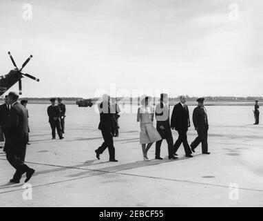 Le président Kennedy quitte la base aérienne d'Andrews pour le Mexique, à 8 h 55. Le président John F. Kennedy et la première dame Jacqueline Kennedy marchent de l'hélicoptère à la Force aérienne un, avant le vol vers le Mexique. Marche en groupe à droite (L-R): Non identifié; Mme Kennedy; Président Kennedy; Secrétaire d'État, Dean Rusk; non identifié. L'agent du service secret de la Maison Blanche, Gerald A. u201cJerryu201d Behn, est visible à l'extrême gauche de l'image (devant l'hélicoptère). Andrews Air Force base, Maryland. Banque D'Images