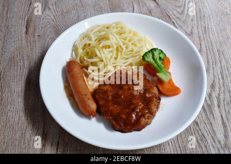 hamburger de porc grillé et garniture de salade de légumes frais croustillante pain sauce mayonnaise sur le bol Banque D'Images