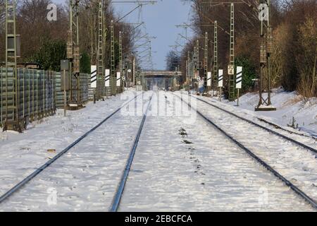 Sythen, Münsterland, NRW, 12 février 2021. Voies ferrées à Sythen près de Haltern. Les services ferroviaires ont repris, mais il y a encore beaucoup d'annulations et de retards en NRW. Les transports sont encore affectés par la neige et la glace des tempêtes de neige du week-end dernier dans l'État le plus peuplé d'Allemagne, la Rhénanie-du-Nord-Westphalie. Bien que de nombreuses routes aient été dégagées, les températures froides prévalent, ce qui rend difficile le déneigement des petites rues par les charrues, en particulier dans les zones plus reculées. Credit: Imagetraceur/Alamy Live News Banque D'Images