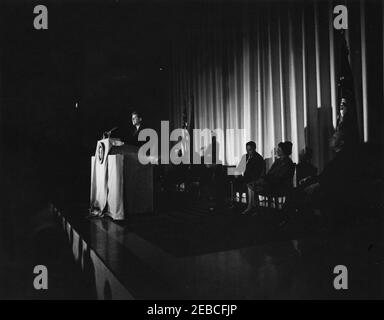 Discours à l'intention du personnel du corps de la paix u0026 bénévoles à l'Auditorium de la Chambre de commerce, 10 h 30. Le Président John F. Kennedy s'adresse au personnel du corps de la paix et aux volontaires du conférencier à gauche ; le Directeur du corps de la paix, Sargent Shriver, est assis sur la scène à droite. Auditorium de la Chambre de commerce, Washington, D.C. Banque D'Images