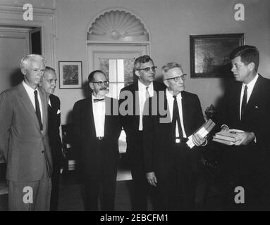 Présentation des documents de James Madison au Président Kennedy, 11:29. Un groupe présente au président John F. Kennedy deux séries de documents récemment publiés de James Madison (volumes un et deux) u2013, l'une pour le président, et l'autre pour la bibliothèque de la Maison Blanche. Parmi les visiteurs, mentionnons l'historien William T. Hutchinson; William M.E. Rachal, rédacteur en chef des Madison papers; Irving Brant, membre du comité consultatif du projet Madison Papers; Robert L. Scribner, membre du personnel de rédaction du projet Madison Papers; Roger W. Shugg, éditeur des Madison papers. Bureau ovale, Maison Blanche, lavage Banque D'Images