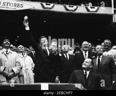 Journée d'ouverture au stade de D.C., saison de baseball 1962, 14:00. Le président John F. Kennedy lance le premier terrain de la saison de baseball 1962. (G-D) Assistant spécial du Président Dave Powers; sénateur Mike Mansfield du Montana; président Kennedy; sénateur Everett Dirksen de l'Illinois (en regardant l'épaule du Président Kennedyu2019s); représentant Charles Hallack de l'Indiana; Joseph Cronin, président de l'American League of Professional Baseball Clubs; Le secrétaire au Trésor, C. Douglas Dillon (assis devant); le général Elwood u201cPeteu201d Quesada, propriétaire majoritaire des sénateurs de Washington; Banque D'Images