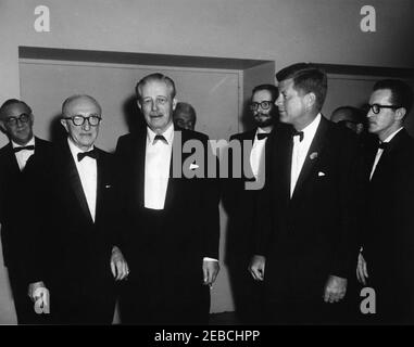 Dîner des correspondants de la Maison Blanche et des photographes d'actualités, 7:15. Le président John F. Kennedy et le Premier ministre britannique Harold Macmillan sont invités au dîner des correspondants de la Maison Blanche et des photographes de presse. (G-D) musicien de jazz Benny Goodman (en arrière-plan); Herman Kenin, président de la Fédération américaine des musiciens; Premier ministre Macmillan; musicien de jazz Teddy Wilson (partiellement caché derrière le Premier ministre Macmillan); non identifié; Président Kennedy; deux non identifié. Garden foyer, Sheraton Park Hotel, Washington, D.C. Banque D'Images