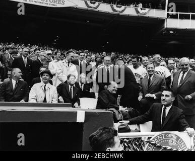 Journée d'ouverture au stade de D.C., saison de baseball 1962, 14:00. Le président John F. Kennedy regarde le match d'ouverture de la saison de baseball 1962. Les photos sont les suivantes : le représentant Hale Boggs de la Louisiane; le vice-président Lyndon B. Johnson; l'adjoint spécial du président Dave Powers; l'adjoint spécial du président Lawrence u201cLarryu201d Ou2019Brien; le secrétaire à la Santé, à l'éducation et Abraham Ribicoff; le secrétaire au travail Arthur J. Goldberg; l'adjoint spécial du président Timothy Reardon; le bien-être social Le sénateur Mike Mansfield du Montana; le sénateur Everett Dirksen de l'Illinois; le représentant Banque D'Images