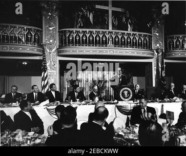 Adresse au petit déjeuner de prière 1962, 8:30. Le vice-président Lyndon B. Johnson s'exprime à l'International Council for Christian leadership Prayer Breakfast dans la Grand Ballroom, Mayflower Hotel, Washington, D.C., parmi ceux qui sont assis à la table d'accueil sont : le gouverneur Price Daniel du Texas; le révérend Billy Graham; le président John F. Kennedy; le sénateur Frank Carlson du Kansas; Earl Warren, juge en chef de la Cour suprême; John W. McCormack, président de la Chambre des représentants. Banque D'Images