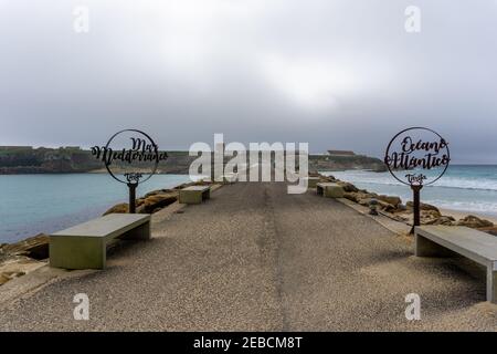 A panneaux sur l'île de Palomas à Tarifa avec la Méditerranée La mer derrière Banque D'Images