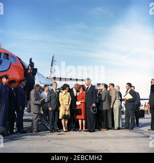 Remise de la Médaille du service distingué (DSM) de la NASA à l'astronaute John Herschel Glenn, Jr., à Cape Canaveral. Le lieutenant-colonel John H. Glenn, Jr. (Au centre) embrasse sa femme, Annie Glenn (vêtue de robe rouge), après son arrivée à bord d'un avion du Service militaire de transport (SMTS) à la base aérienne de Patrick, comté de Brevard, Floride. Le lieutenant-colonel Glenn a retrouvé sa famille pour la première fois depuis son vol orbital, avant d'assister au cerem de la Médaille du service distingué de la National Aeronautics and Space Administration (NASA) Banque D'Images