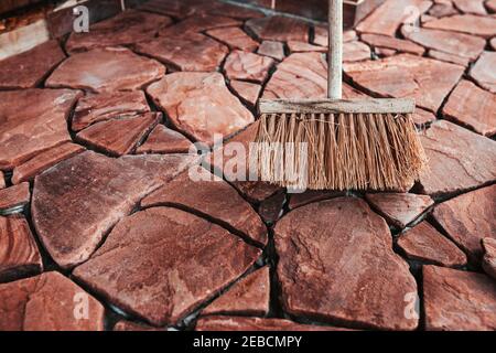 Collage de carreaux de granit aux sous-sols en béton à l'extérieur de la maison - véranda et parement de patio Banque D'Images