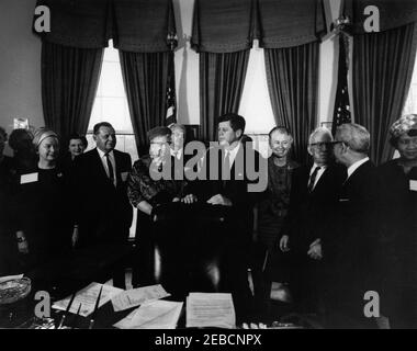 Réunion avec la Commission de la condition de la femme du Président 2019s, 10 h 05. Le Président John F. Kennedy rencontre les membres de la Commission du Président sur la condition de la femme dans le Bureau ovale, Maison Blanche, Washington (D.C.) (L-R) non identifiés; Margaret Mealey, Secrétaire exécutive du Conseil national des femmes catholiques; Cynthia C. Wedel, coprésidente du Conseil national de Churchesu2019 Commission de coopération entre les hommes et les femmes dans l'Église et la société; William F. Schnitzler, secrétaire-trésorier de la Fédération américaine du travail et du Congrès des organisations industrielles (AFL-CIO); Ele Banque D'Images