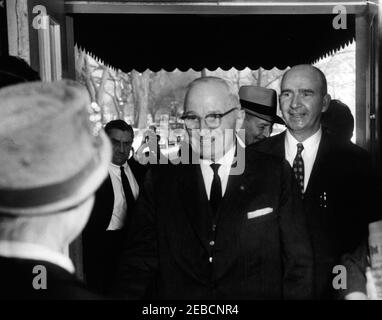 Rencontre avec l'ancien président Harry S. Truman (TVH), 9 h 53. L'ancien président Harry S. Truman et adjoint spécial du président Kennedy, Dave Powers (à droite), saluent le correspondant de Washington pour la Guy Gannet Publishing Company of Maine, May Craig (à l'extrême gauche, de retour à la caméra), devant l'entrée de l'aile ouest, Maison Blanche, Washington, D.C., doyen du corps de presse de la Maison Blanche et journaliste de l'United Press International (UPI), Merriman u0022Smittyu0022 Smith, se trouve à gauche en arrière-plan. Banque D'Images