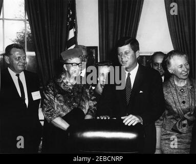 Réunion avec la Commission de la condition de la femme du Président 2019s, 10 h 05. Le Président John F. Kennedy rencontre les membres de la Commission du Président 2019s sur la condition de la femme dans le Bureau ovale, Maison Blanche, Washington (D.C.) (L-R) Secrétaire-Trésorier de la Fédération américaine du travail et du Congrès des organisations industrielles (AFL-CIO), William F. Schnitzler; Présidente de la Commission de la condition de la femme du présidentu2019s, Eleanor Roosevelt; présidente de la Commission de la fonction publique, John W. Macy, Jr.; représentante Edith Green de l'Oregon; présidente Kennedy; vice-présidente du présidentue2 Banque D'Images