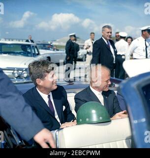 Remise de la Médaille du service distingué (DSM) de la NASA à l'astronaute John Herschel Glenn, Jr., à Cape Canaveral. Le président John F. Kennedy (à gauche) est assis dans un cabriolet avec le lieutenant-colonel John H. Glenn, Jr. De l'astronaute lors de leur cortège le long de la station aérienne de Cape Canaveral, avant la cérémonie de remise de la Médaille du service distingué de la National Aeronautics and Space Administration (NASA) au lieutenant-colonel Glenn. Comté de Brevard, Floride. Banque D'Images