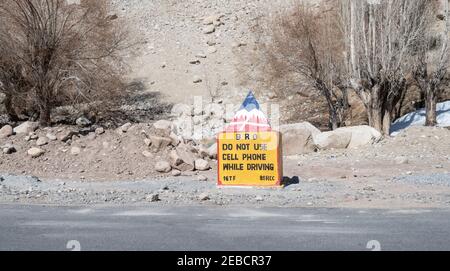 Panneau d'avertissement de la route, Ladakh, nord de l'Inde Banque D'Images