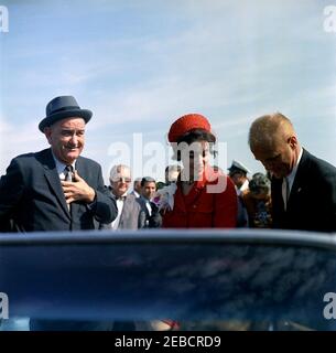 Remise de la Médaille du service distingué (DSM) de la NASA à l'astronaute John Herschel Glenn, Jr., à Cape Canaveral. Le vice-président Lyndon B. Johnson (à gauche), le lieutenant-colonel John H. Glenn, Jr. (À droite), et sa femme Annie Glenn (portant un chapeau rouge) sont assis à l'arrière d'un cabriolet pendant le cortège en route vers la station aérienne de Cape Canaveral depuis la base aérienne de Patrick, Avant la cérémonie de remise de la Médaille du service distingué de la National Aeronautics and Space Administration (NASA) au lieutenant-colonel Glenn. Comté de Brevard Banque D'Images