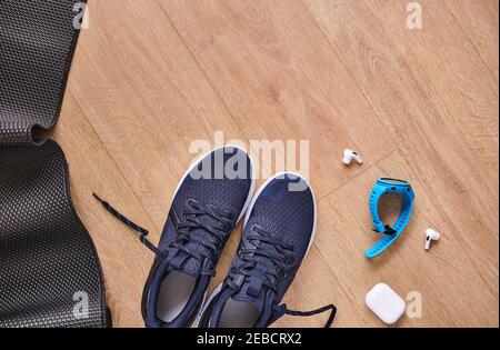 Concept sain style de vie tenue, sport et régime. Vue de dessus, espace de texte. Ensemble de l'athlète. Composition de la pose à plat. Sports unisexe, hommes et femmes fitness. Banque D'Images