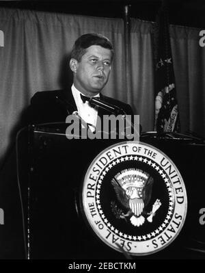 Première Salute inaugurale au dîner du Président, Washington, D.C., Armory de la Garde nationale, 6:45. Le Président John F. Kennedy s'exprime à la première Salute inaugurale au dîner du Président commémorant l'anniversaire de l'inauguration du Président du Conseil de l'Union pour l'année 2019s. Armory de la Garde nationale, Washington, D.C. Banque D'Images